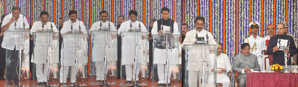 CABINET MINISTER'S & STATE MINISTER'S TOOK OATH AT RAJBHAVAN MUMBAI IN PRESENCE OF GOVERNOR K. SHANKARNARAYANAN, NEW CHIEF MINISTER PRITHVIRAJ CHAVAN ,NEW DEPUTY CHIEF MINISTER AJIT DADA PAWAR .