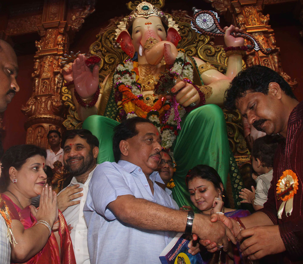 MINISTER NARAYANRAO RANE WITH FAMILY FOR LALABAUGH RAJA DARSHAN.