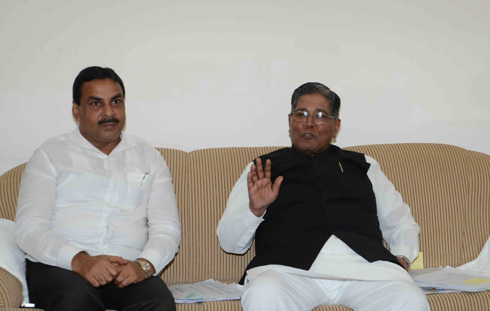 UNION MINISTER K.REHMAN WITH MINISTER MOHD.ARIF NASIM KHAN PRESS CONFERENCE AT MUMBAI.