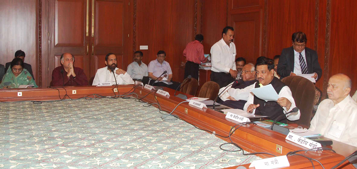 CHIEF MINISTER PRITHVIRAJ CHAVAN WITH UNION MINISTERS SHARAD PAWAR & SUSHILKUMAR SHINDE MEETING WITH MPs & MINISTERS AT SAHYADRI GUEST HOUSE.