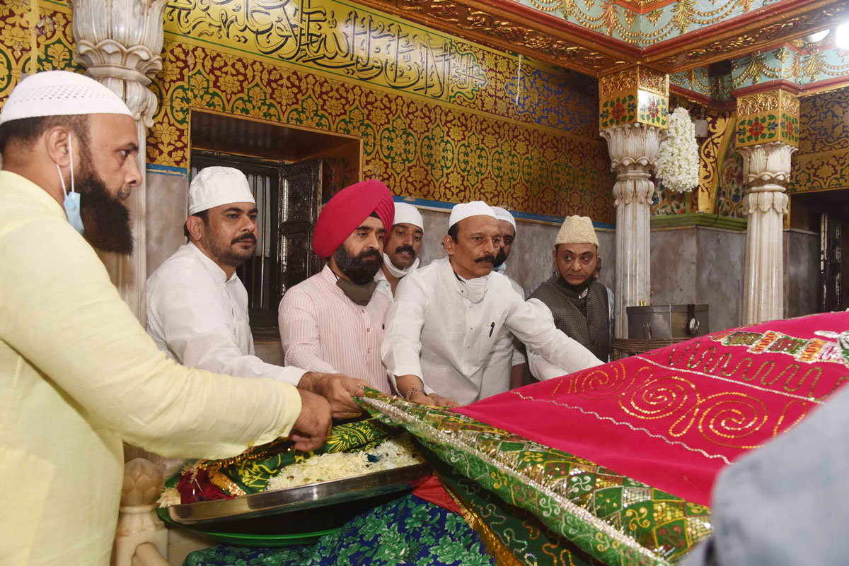 Newly Appointed Mumbai Congress President Bhai Jagtap & Working  President Charansingh Sapra offers Floral Tribute to Statues in Mumbai of Great Personalities & aslo Visited Temples,Mosque & Chruch in Mumbai for Blessing.