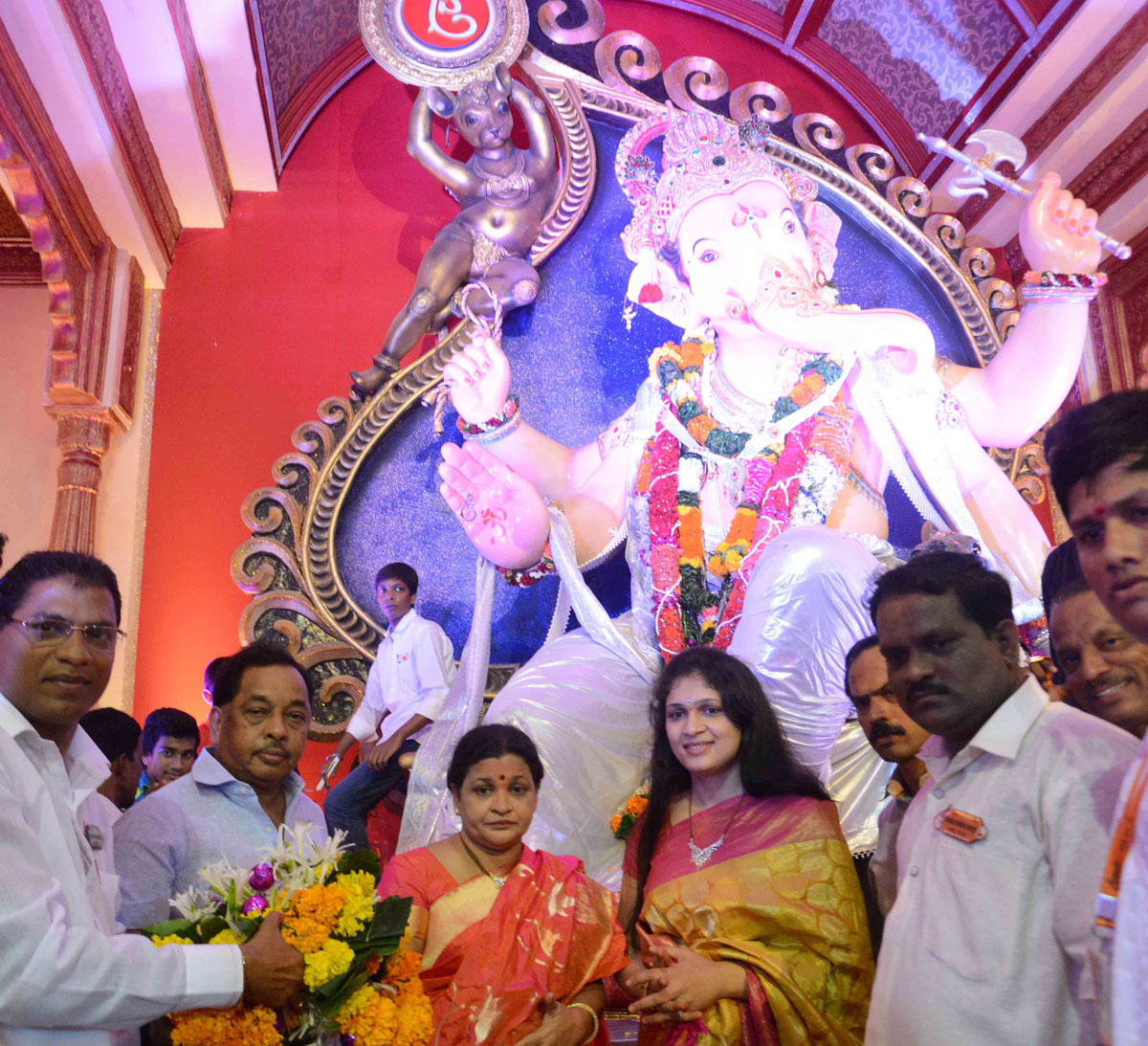 Minister Narayanrao Rane took Darshan at Lalabaugh.