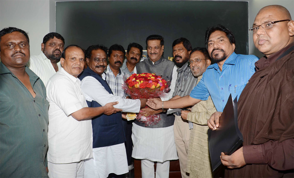 RPI PRESIDENT RAMDAS ATHAVALE MEETS CHEIF MINISTER OF MAHARASHATRA PRITHVIRAJ CHAVAN AT VARSHA BUNGLOW.