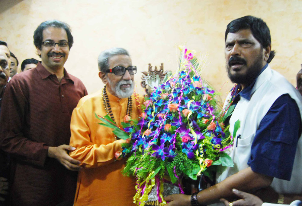 SHIVSENA CHIEF BALASAHEB THAKARE & RPI PRESIDENT RAMDAS ATHAVLE AT MATOSHREE.