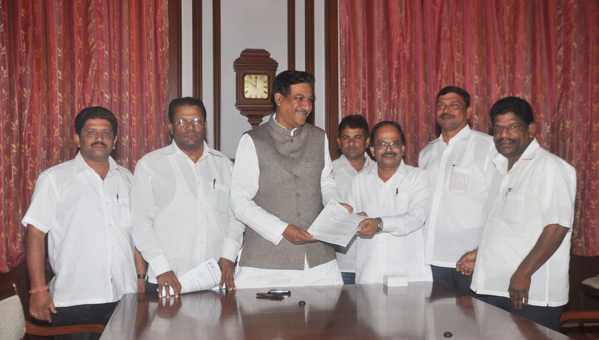 CHIEF MINISTER PRITHVIRAJ CHAVAN MEETING  RATTNAGRI DIST.ISSUE  AT SAHYADRI GUEST HOUSE.