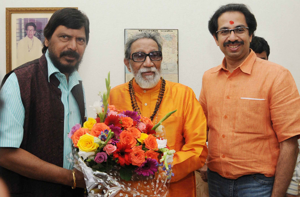 SHIV SENA PRAMUKH BALASAHEB THAKAREY & RPI PRESIDENT RAMDAS ATHAVALE  AT MATOSHRI BANDRA.