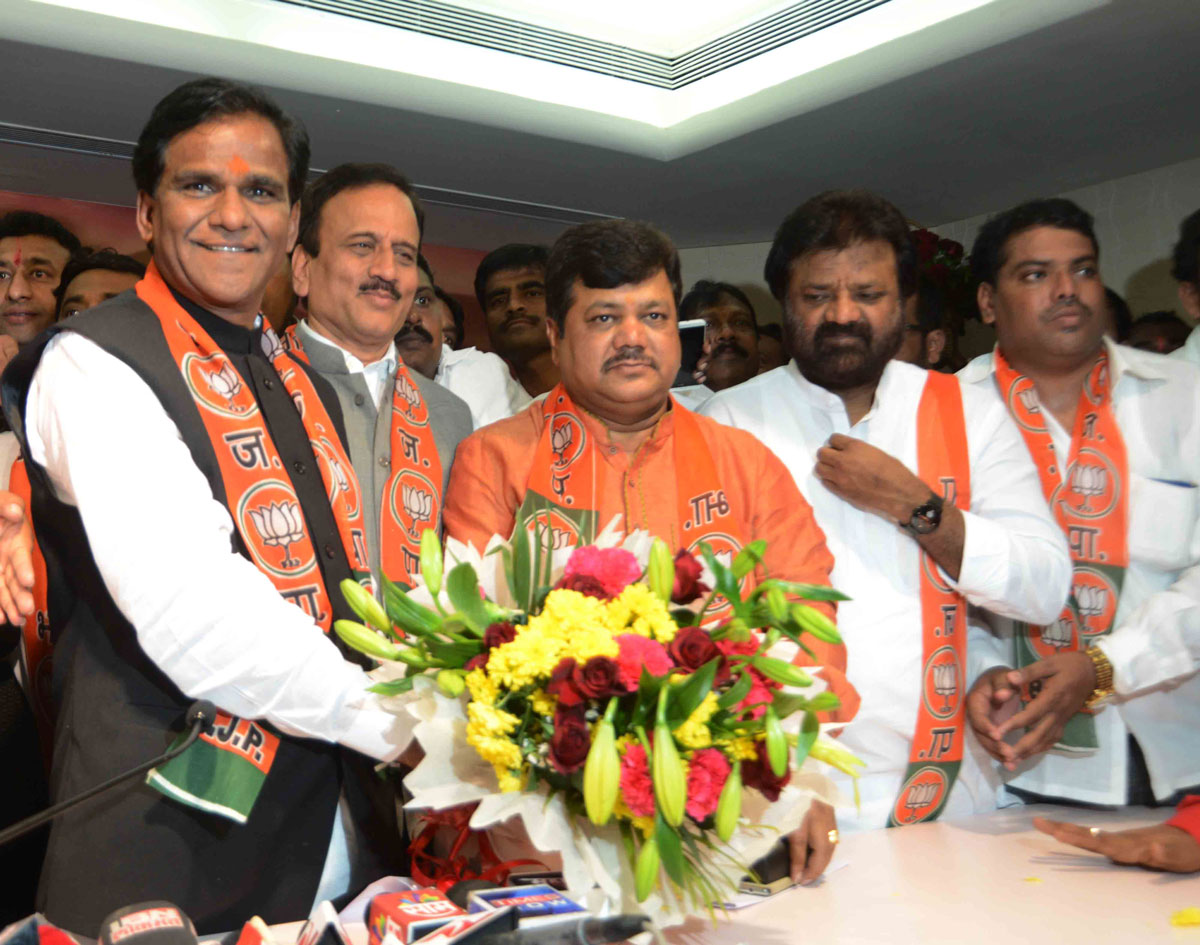 MNS Leader's Pravin Darekar & Vasant Geete Joined BJP Party.