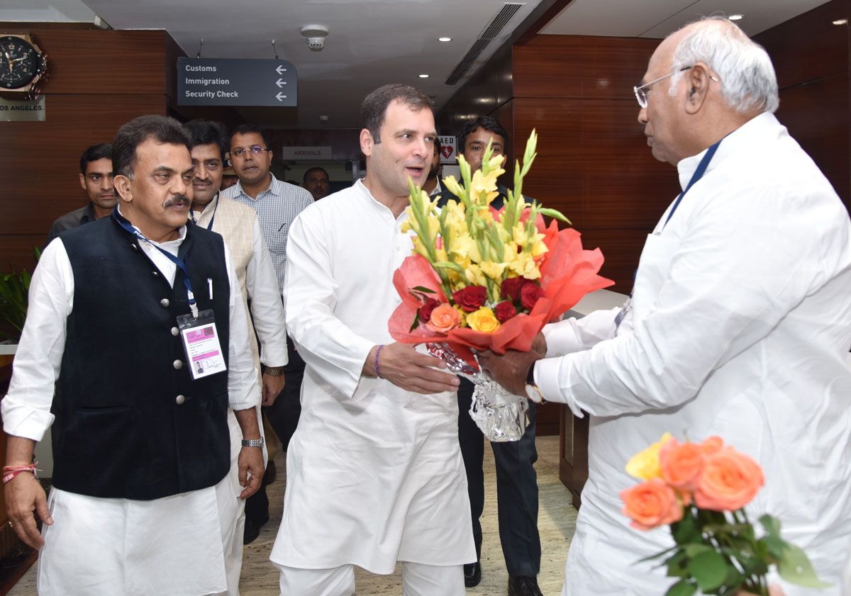 Congress President Rahul Gandhi Welcomed by Congress Party Leaders at Mumbai Airport.