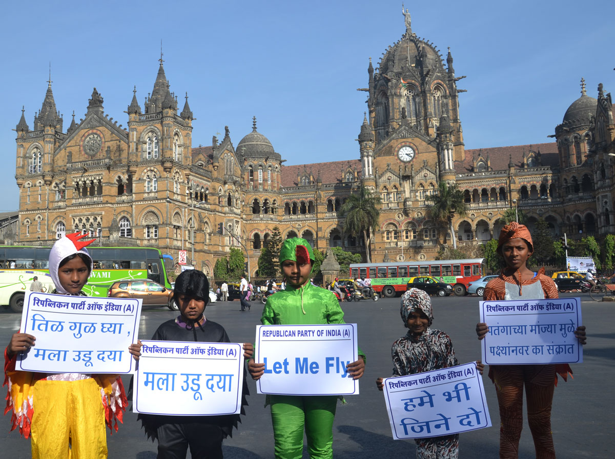 RPI organise "Let Me Fly" Campaign towards saving Birds on Makar Sankrati from Kite Flying at Mumbai CST.