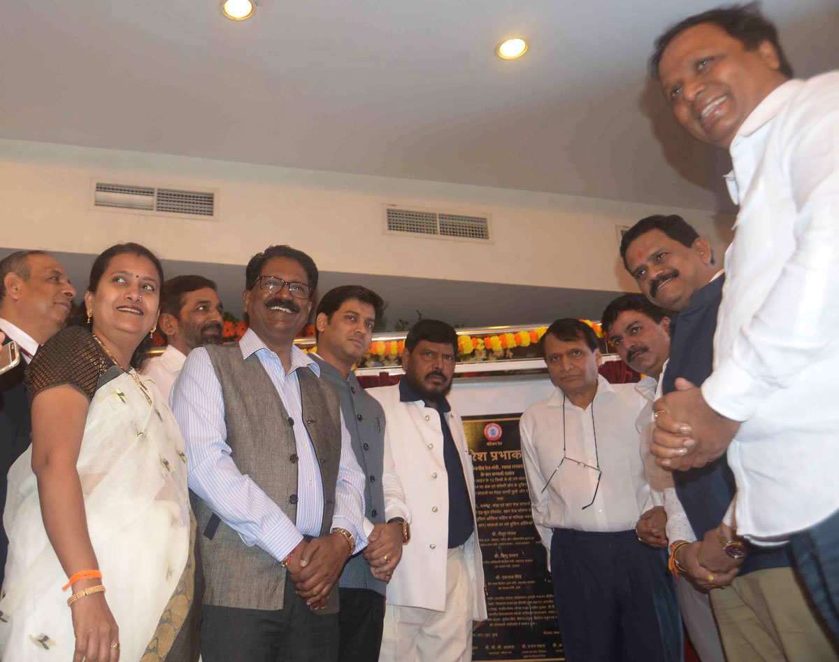 Railway Minister Suresh Prabhu & Social Justice Empowerment Minister Ramdas Athawale at â€œMUMBAIKARON KO KAI NAVEEN SEVAAON AUR SUVIDHAON KEE SAUGATTEIN BEMISALâ€ program in Mumbai.