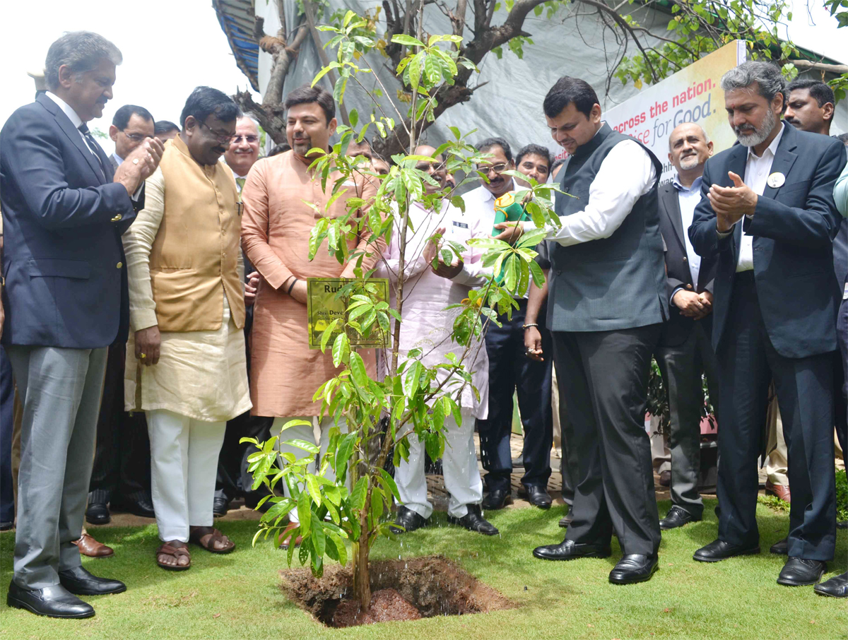 Hon'ble Chief Minister Devendra Fadnavis & Anand Mahindra Chairman of Mahindra Group Celebrates Mahiindra Hariyali at worli.