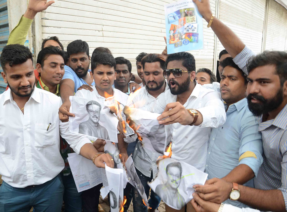 Mumbai Youth Congress NSUI Team Protest against Education Minister.