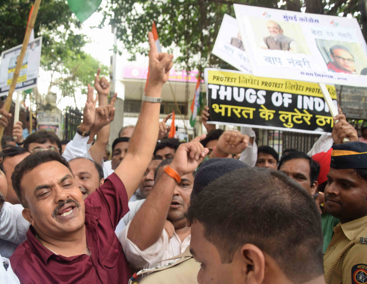 Mumbai Congress President Sanjay Nirupam with Team Protest- Nidarshane at Azad Maidan against BJP Nationla President Amit Shah & his Son Jay Shah on issue of Big Corruption.