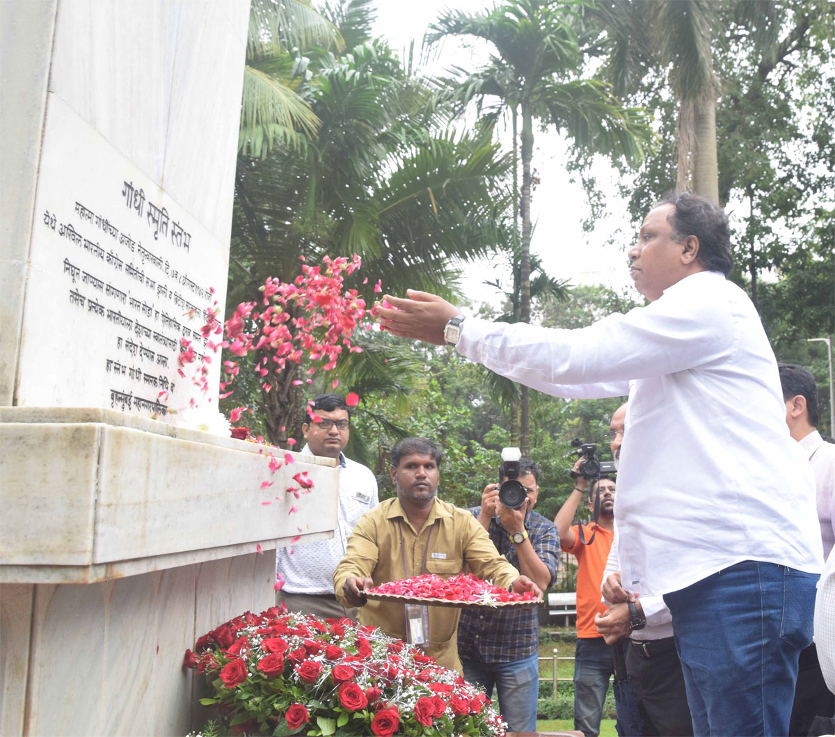 Tribute to Krantveers on August Kranti Din at Auguast Kranti Maidan.