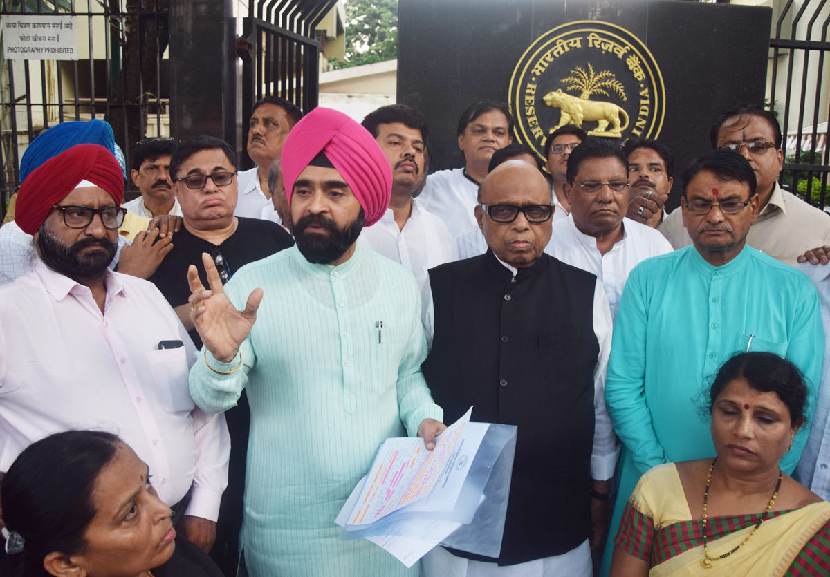 MRCC President Shri Eknath Gaikwad meets the Deputy Governor of RBI with issue on PMC Bank Crisis