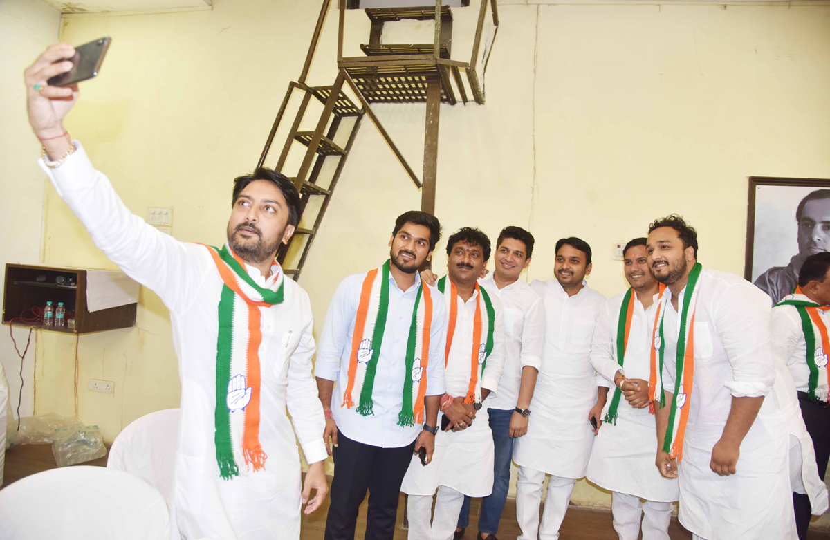 Newly Elected MLA's Dhiraj Deshmukh,Ruturaj Patil, Vishwajit Kadam,Zeeshan Siddique Taking Selfi at Tilak Bhavan.