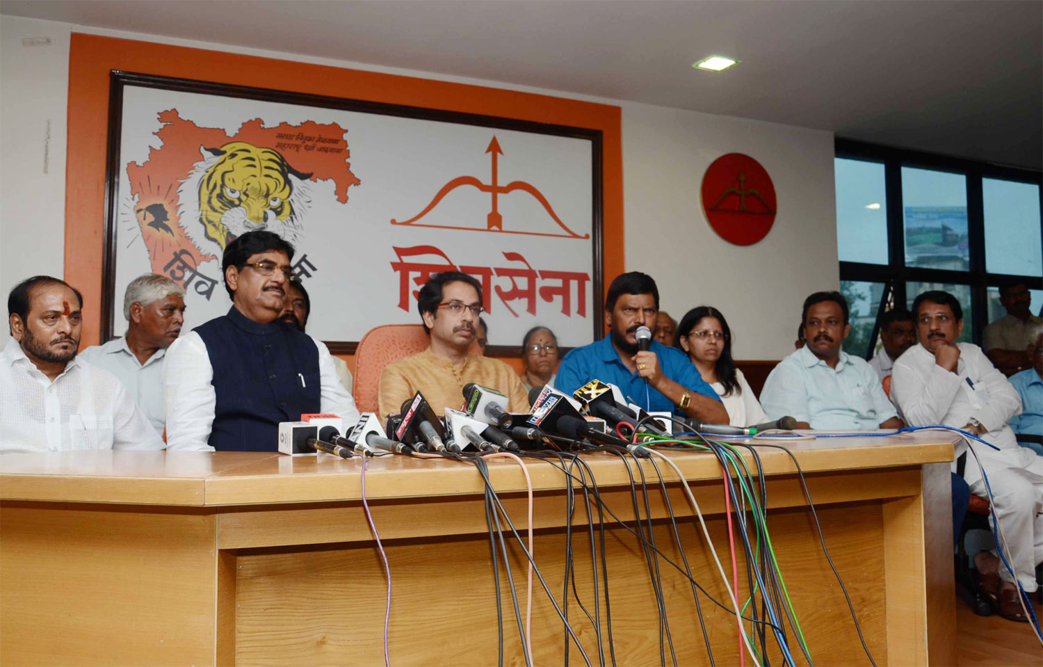 SHIVSENA WORKING PRESIDENT UDHAV THAKRE - RPI PRESIDENT RAMDAS ATHAWLE & BJP LEADER GOPINATH MUNDE ON PRESS CONFERENCE AT SHIVSENA BHAVAN.