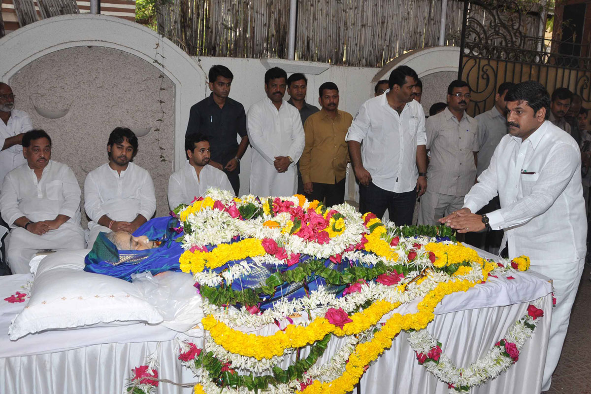 MINISTER NARAYAN RANE MOTHER SMT.LAXMIBAI TATU RANE FUNERAL IN MUMBAI.