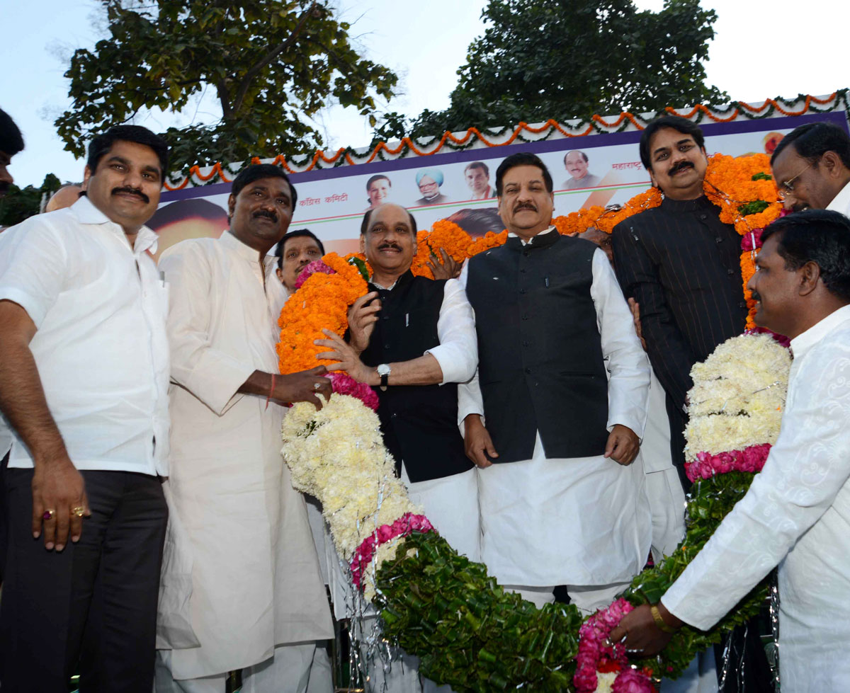 CHIEF MINISTER PRITHVIRAJ CHAVAN FELICITATED AT NAGPUR BY EX.MIN.& MLA CHANDRAKANT HANDORE.