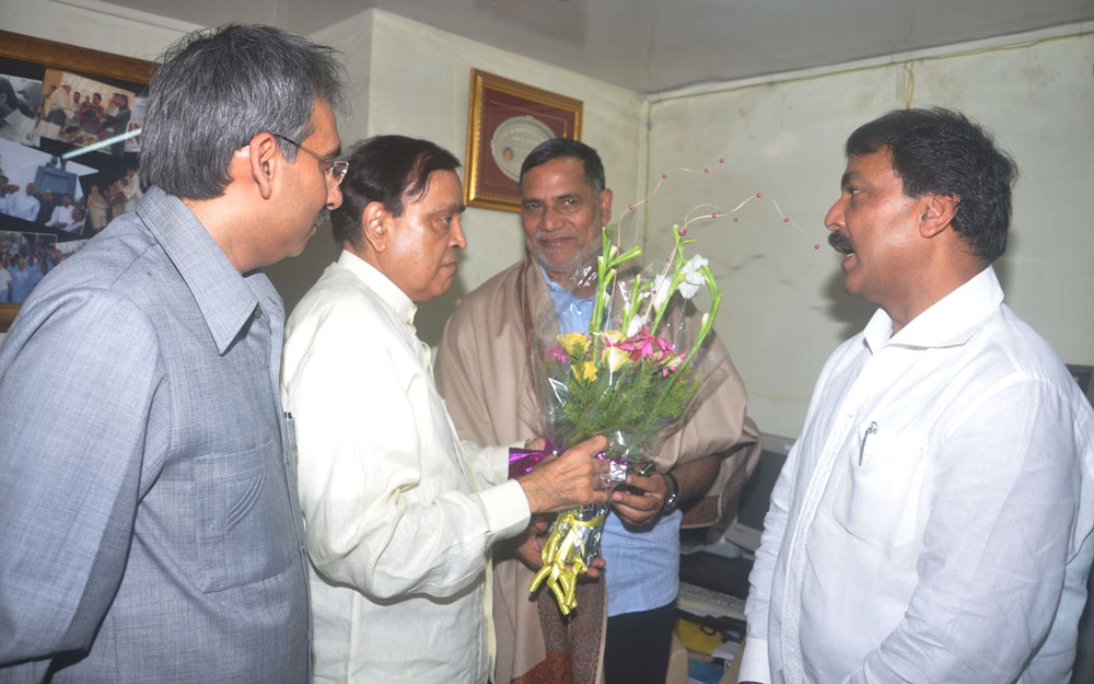 THE UNION MINISTER FOR PETROLEUM AND NATURAL GAS ,SHRI MURLI DEORA , MUMBAI CONGRESS PRESIDENT KRIPASHANKAR SINGH & MINISTER ARIF NASIM KHAN VISITED MLA AMIN PATEL OFFICE AT NAGPADA.