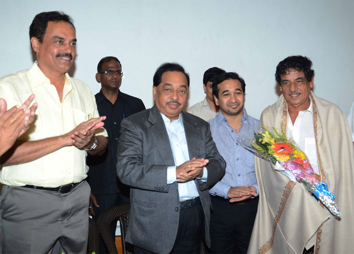 FELICITATION OF COACH CRICKETER MR.VIJAY THAKUR BY HANDS OF Hon"bl. MINISTER NARAYANRAO RANE