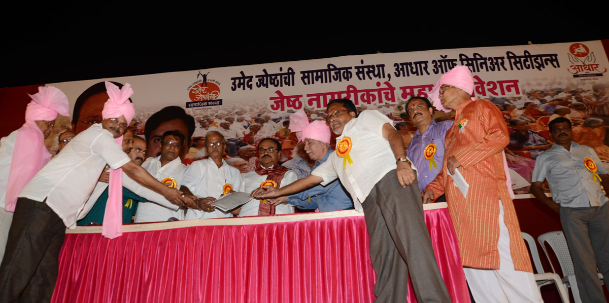 MINISTER CHAGAN BHUJBAL WITH SENIOR CITIZEN AT RANIBAUGH BYUCULLA.