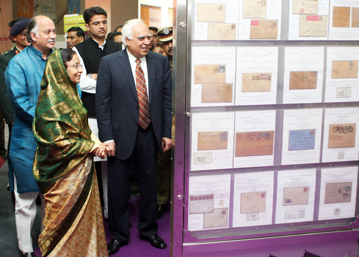 H.E.PRESIDENT OF INDIA SMT.PRATIBHA TAI PATIL,SHRI KAPIL SIBAL,UNION MINISTER OF COMMUNICATIONS & IT SHRI GURUDAS KAMAT,MOS FOR HOME, COMMUNICATIONS & IT,THE INAUGURATION OF WORLD PHILATELIC EXHIBITATION INDIPEX-2011.