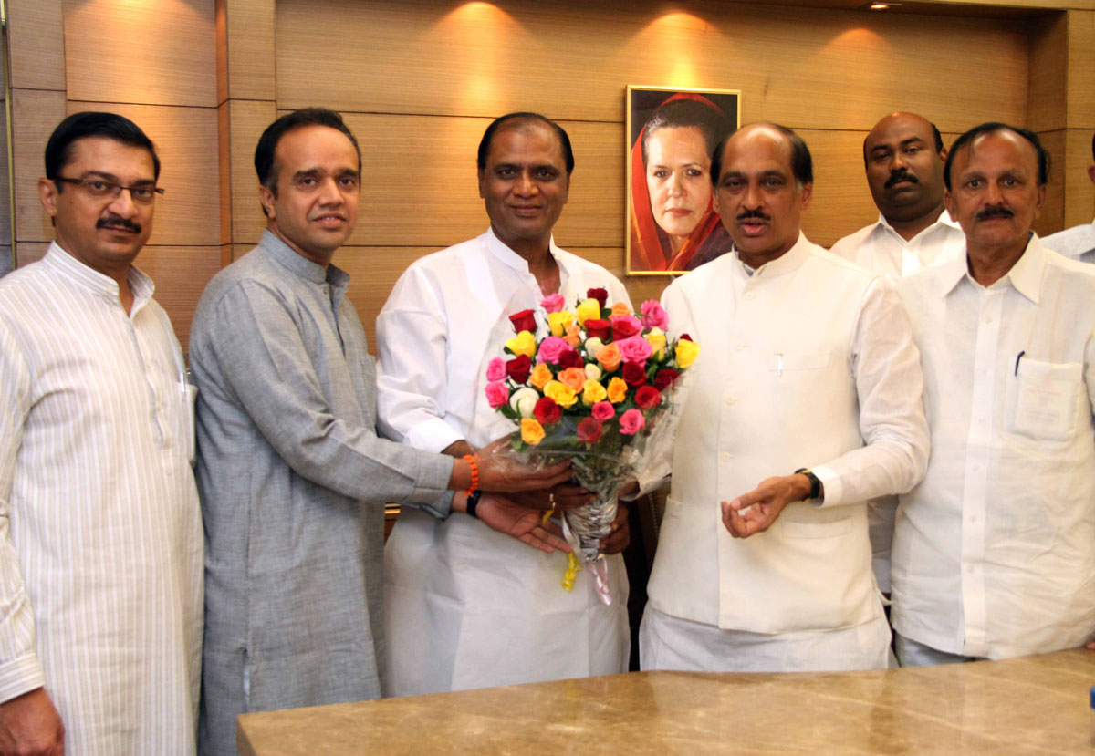 EX.MLA JAYANT SASANE APPOINTED PRESIDENT OF SAIBABA SHIRDI SANSTHAN FELICITATED BY MPCC PRESIDENT MANIKRAO THAKARE AT GANDHI BHAVAN