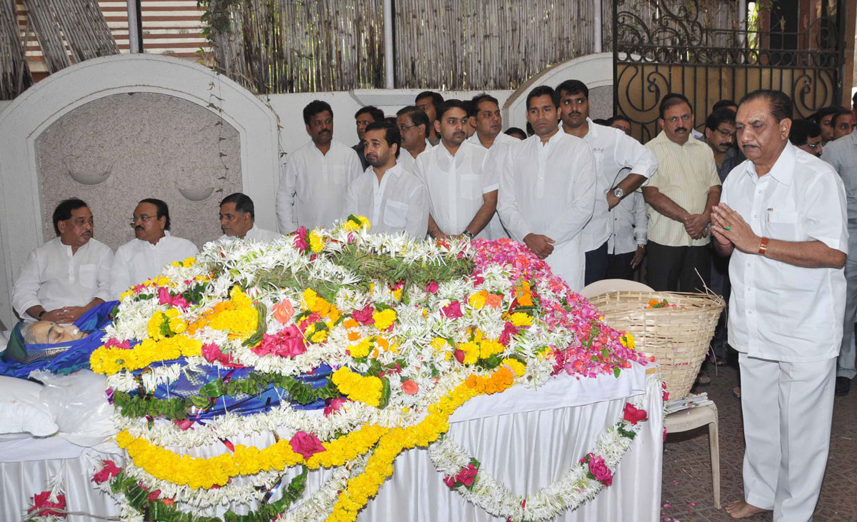 MINISTER NARAYAN RANE MOTHER SMT.LAXMIBAI TATU RANE FUNERAL IN MUMBAI.