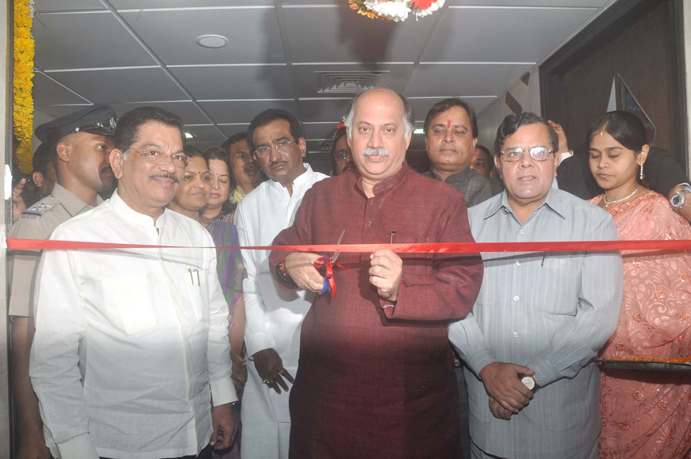 UNION MINISTER GURUDAS KAMAT INAUGATES M R I MACHINE AT SION HOSPITAL.