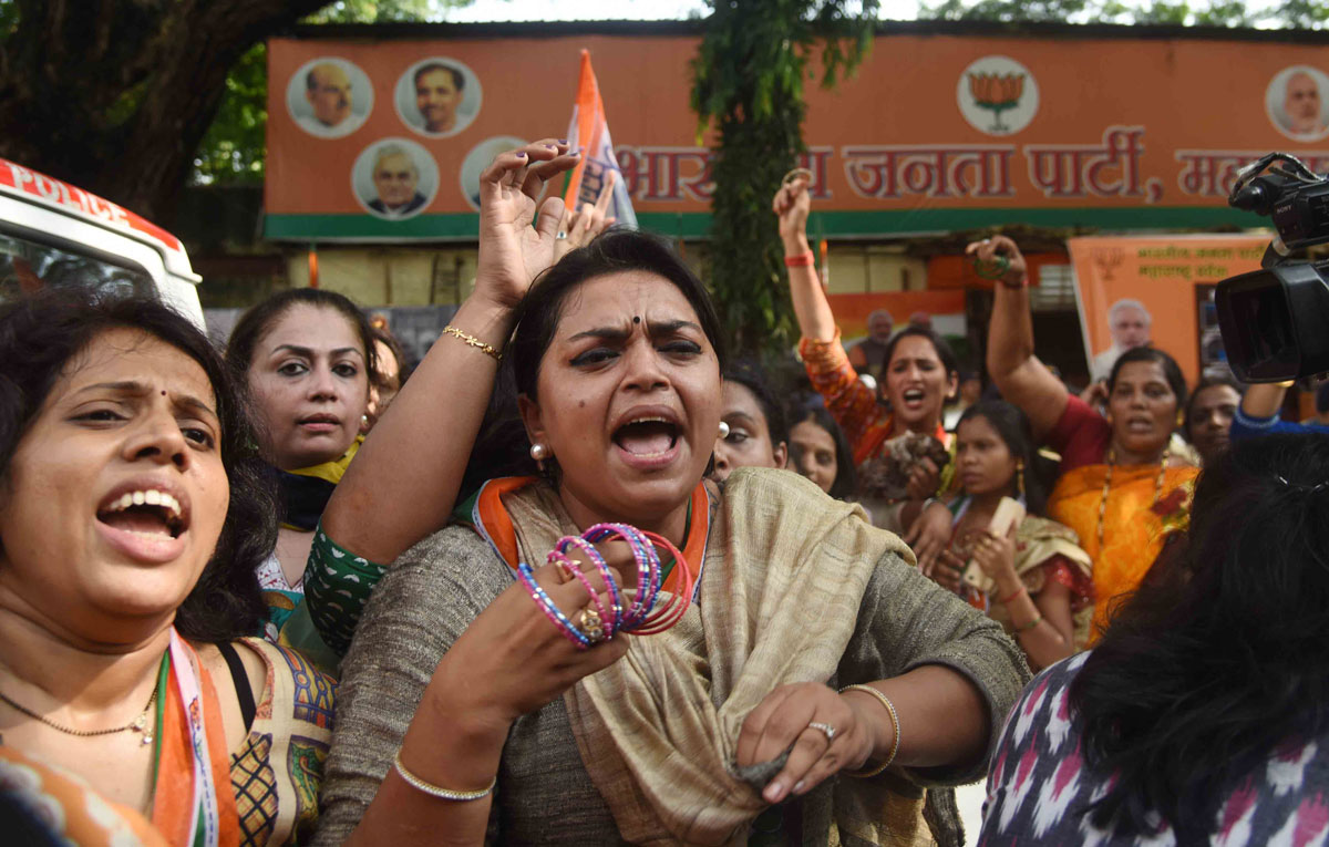Mumbai Mahila Congress Bangles Protest on BJP Pradesh Office at Nariman Point .