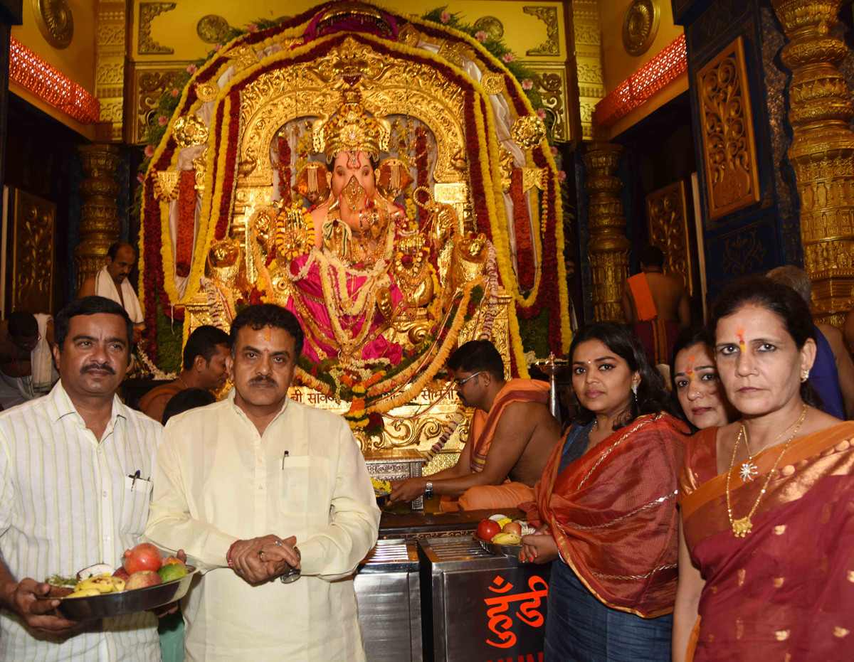 MRCC President Sanjay Nirupam for Ganpati Darshan at Wadala.