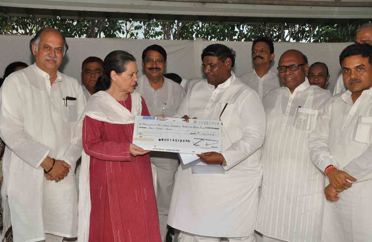 Hon"ble CONGRESS PRESIDENT SMT.SONIAJI GANDHI WITH MUMBAI CONGRESS PARTY WORKERS.