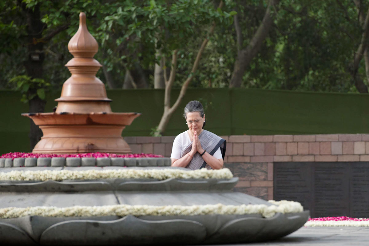 Soniaji Gandhi Paying Tribute to Former Prime Minister Bharat Ratna Late Rajivji Gandhi on his Death Anniversary.