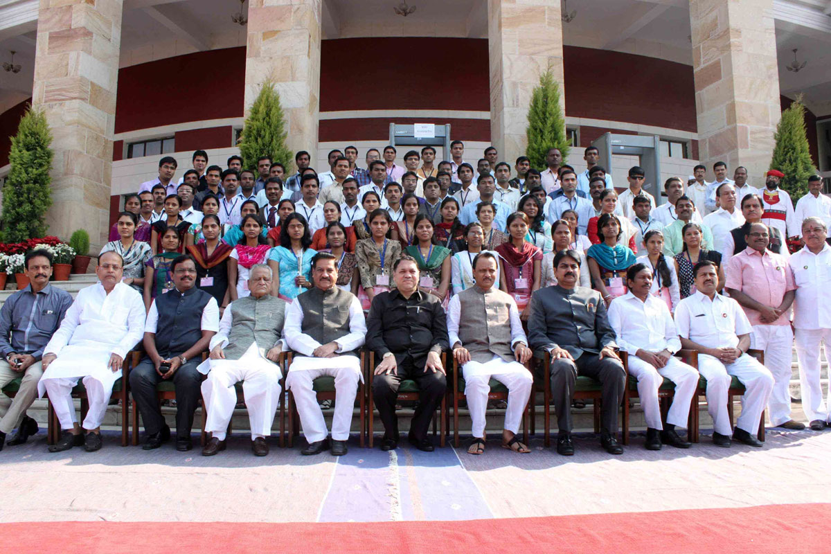 CM PRITHVIRAJ CHAVAN & DY.CM.AJIT PAWAR WITH SCHOOL STUDENTS VISITING VIDHAN BHAVAN AT NAGPUR.
