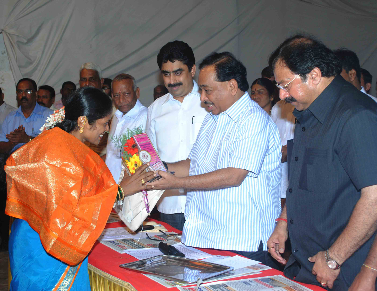 MINISTER NARAYANRAO RANE  WITH MP.& NCP MUMBAI PRADESH  PRESIDENT SANJAY DINA PATIL IN GAVIT SAMAJ KUTUMB MELAVA AT PARAG VIDHYALAY GROUND BHANDUP..