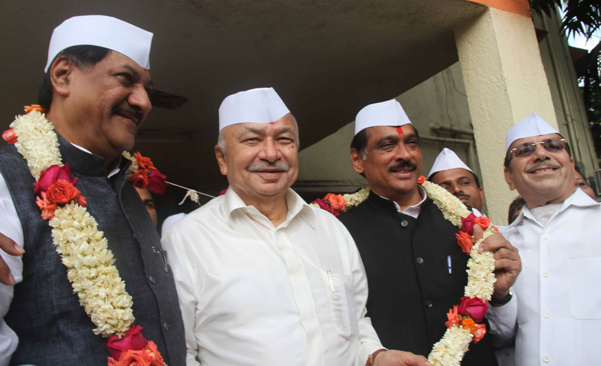 UNION HOME MINISTER & LOKSABHA LEADER SUSHILKUMAR SHINDE FELICITATED AT TILAK BHAVAN DADAR.