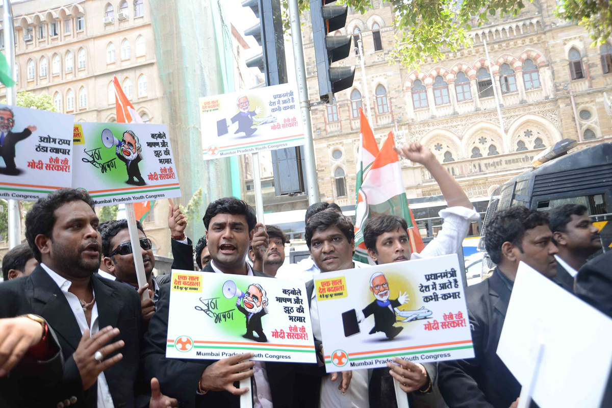 Mumbai Youth Congress Protest Against "Suit Boot Ki Sarkar"at Azad Maidan
