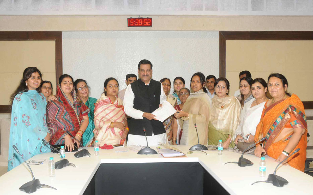 MINISTER VARSHATAI GAIKWAD WITH DELEGATES MEETS CHIEF MINISTER AT NAGPUR.