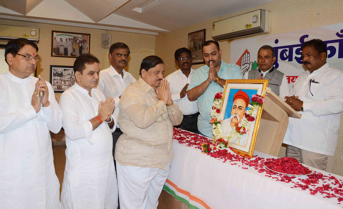 Mumbai Congress Paying Tribute to Lokmanya Tilak on his Birth Anniversary at  Rajiv Gandhi Bhavan,Azad Maidan.