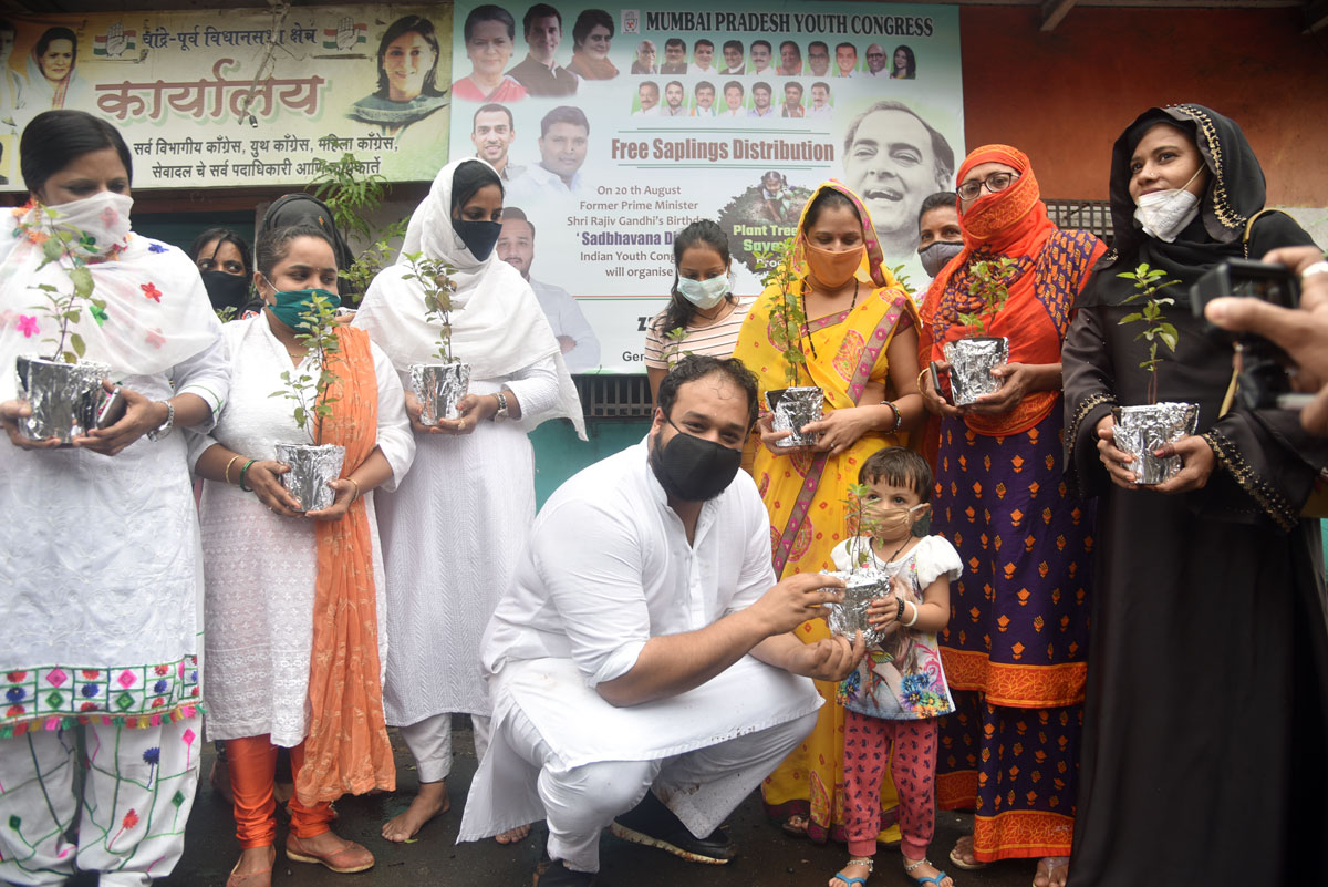 MLA Zeeshan Siddique Free Sapling Distribution on Former Prime Minsiter Rajiv Gandhi Birth Anniversary as Sadbhavana Divas .