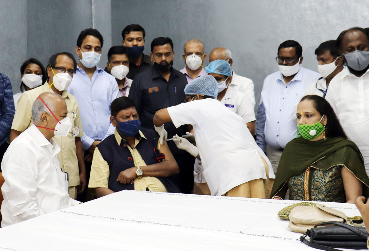 MoS Ramdas Athwale Took COVID Vaccine at J.J.Hospital Centre.