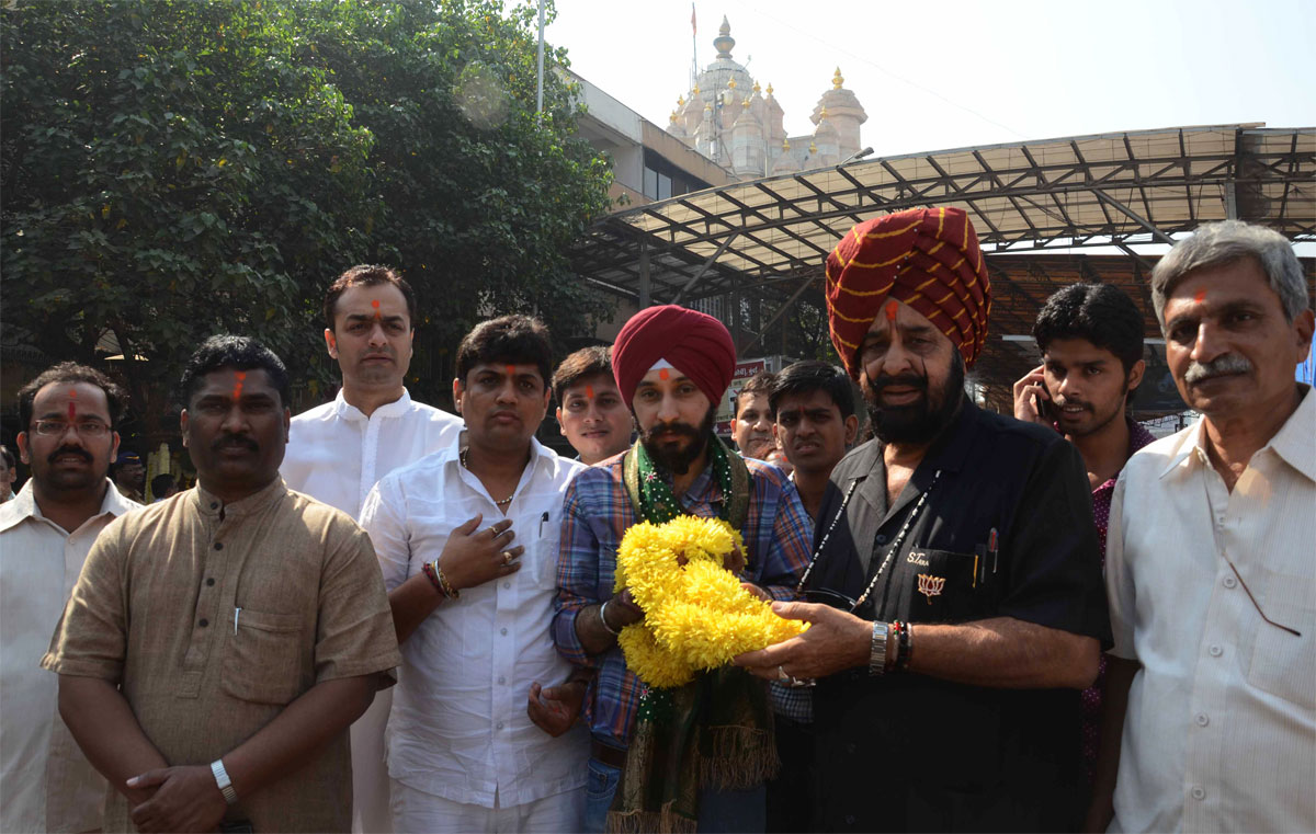 BJP MLA.SARDAR TARA SINGH CELEBRATED EX.PRIME MINISTER & BJP.SENIOR LEADER ATAL BIHARI VAJPAAYEJI BIRTH DAY IN MUMBAI AT SIDDHI VINAYAK TEMPLE.