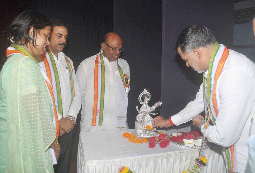 MRCC.PRESIDENT KRIPASHANKAR SINGH & MIN.NASIM KHAN WITH TEACHERS IN DADAR MUMBAI.