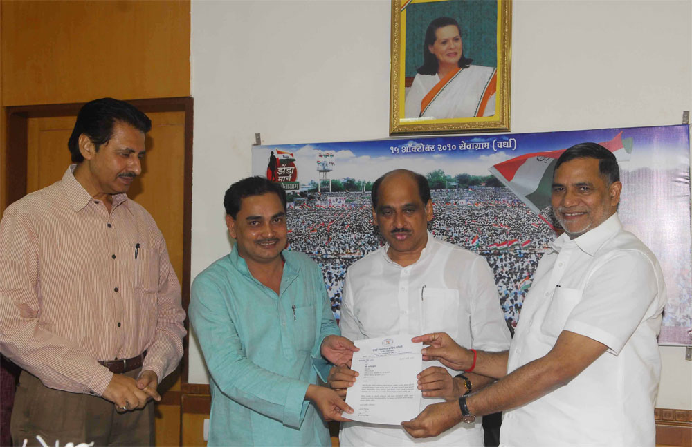 MPCC.PRESIDENT MANIKRAO THAKARE & MRCC PRESIDENT KRIPA SHANKAR SINGH AT TILAK BHAVAN DADAR.