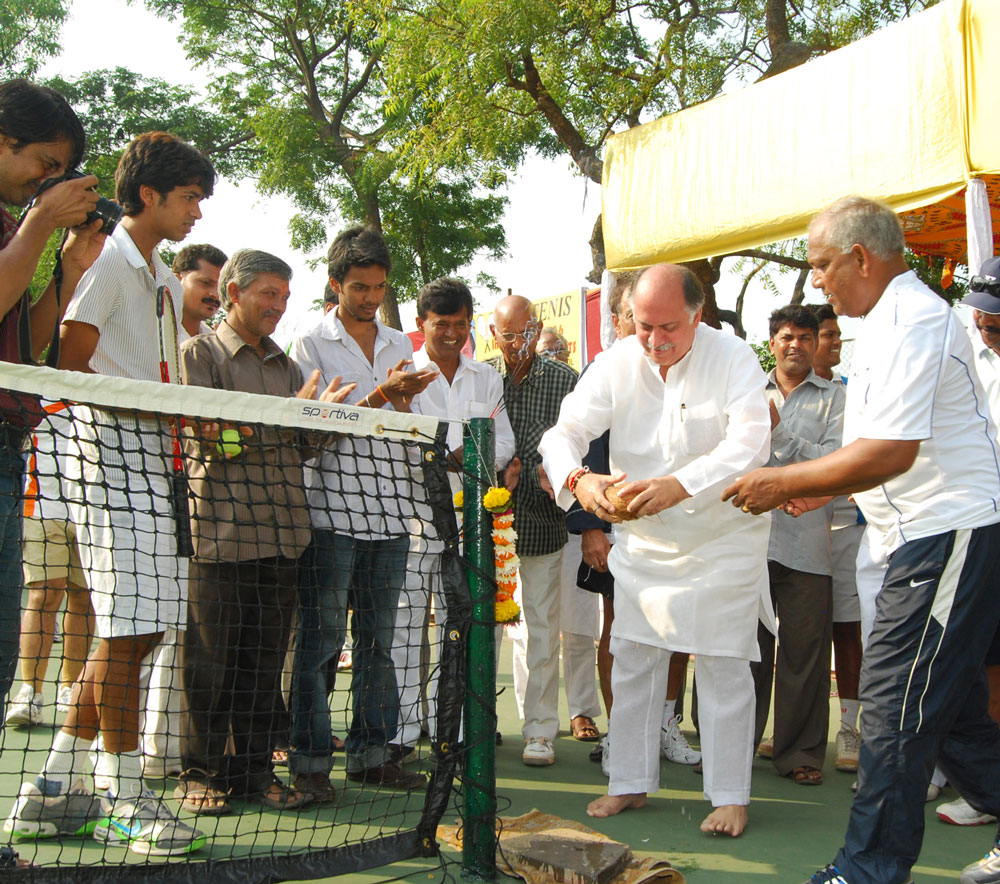 ON OCCASION OF CHILDRENS DAY BIRTH ANNIVERSARY OF EX. PRIME MINISTER PANDIT JAWAHARLAL NEHRU UNION MINISTER GURUDAS KAMATJI INAUGRATED 6 SYNTHETIC TENNIS COURT AT ANDHERI.