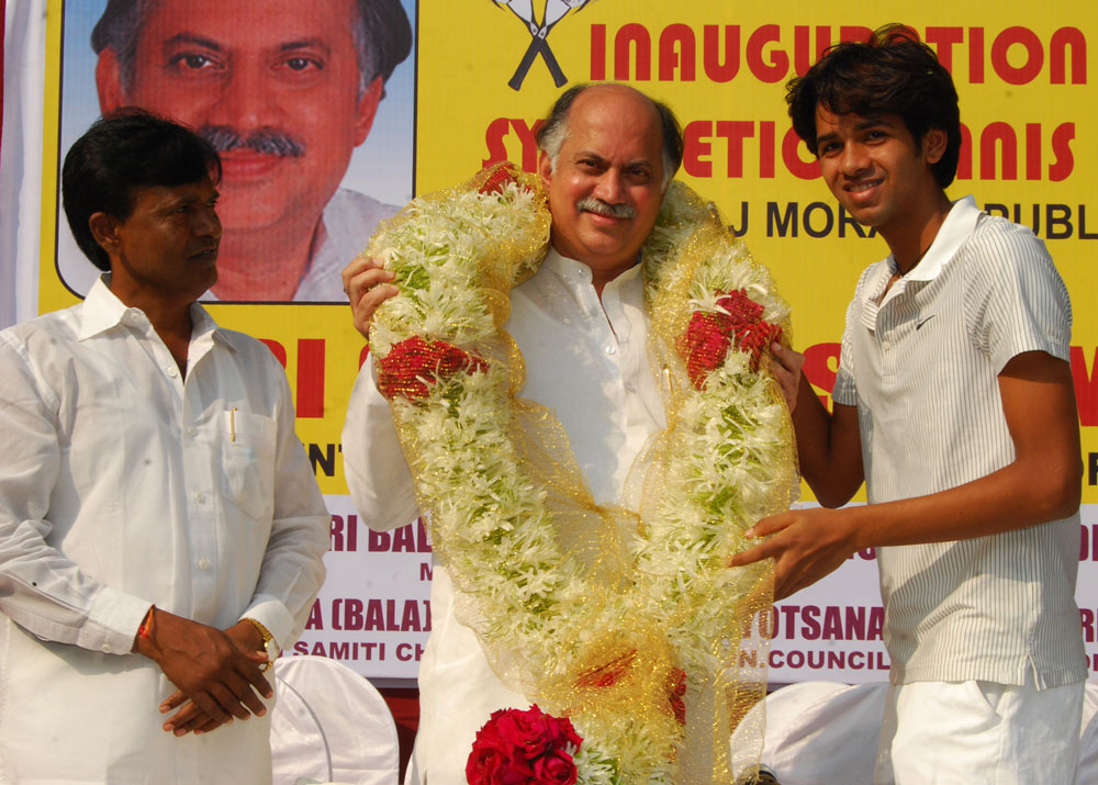 ON OCCASION OF CHILDRENS DAY BIRTH ANNIVERSARY OF EX. PRIME MINISTER PANDIT JAWAHARLAL NEHRU UNION MINISTER GURUDAS KAMATJI INAUGRATED 6 SYNTHETIC TENNIS COURT AT ANDHERI.