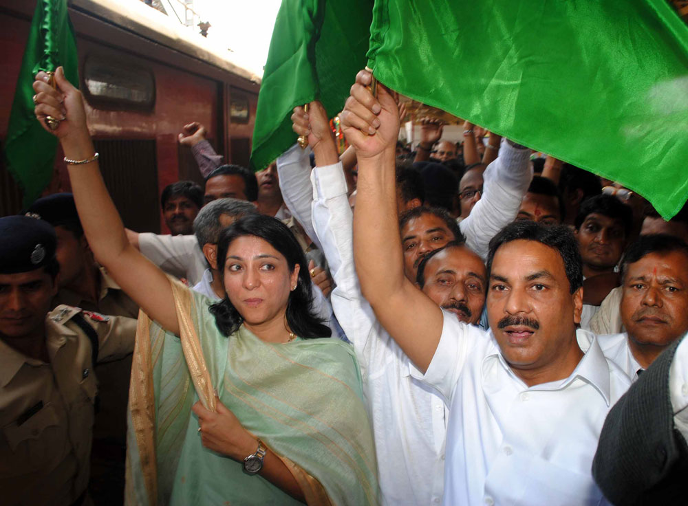 MP.PRIYADUTT & MINISTER NASIM KHAN AT BANDRA TERMINIUS.