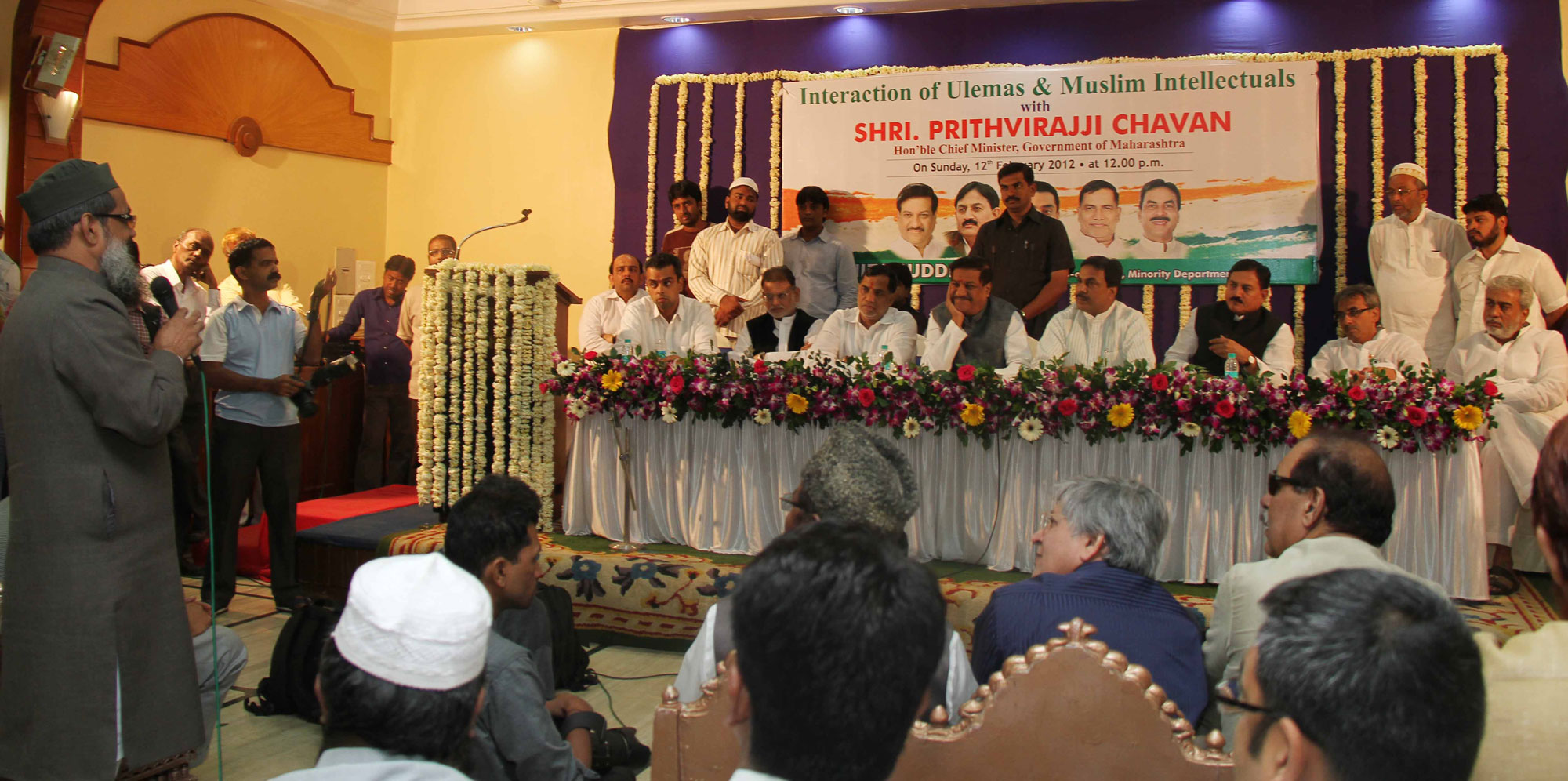 CHIEF MINISTER PRITHVIRAJ CHAVAN INTERACTS WITH  ULEMAS & MUSLIM INTELLECTUALS AT ISLAM GYMKHANA.
