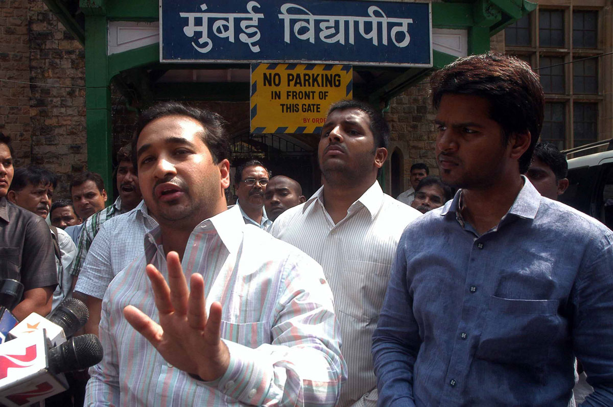 SWABHIMAN SANGHATANA PRESIDENT NITESH NARAYANRAO RANE MEET VC OF MUMBAI UNIVERSITY DR.RAJAN VELLUKAR AT FORT.